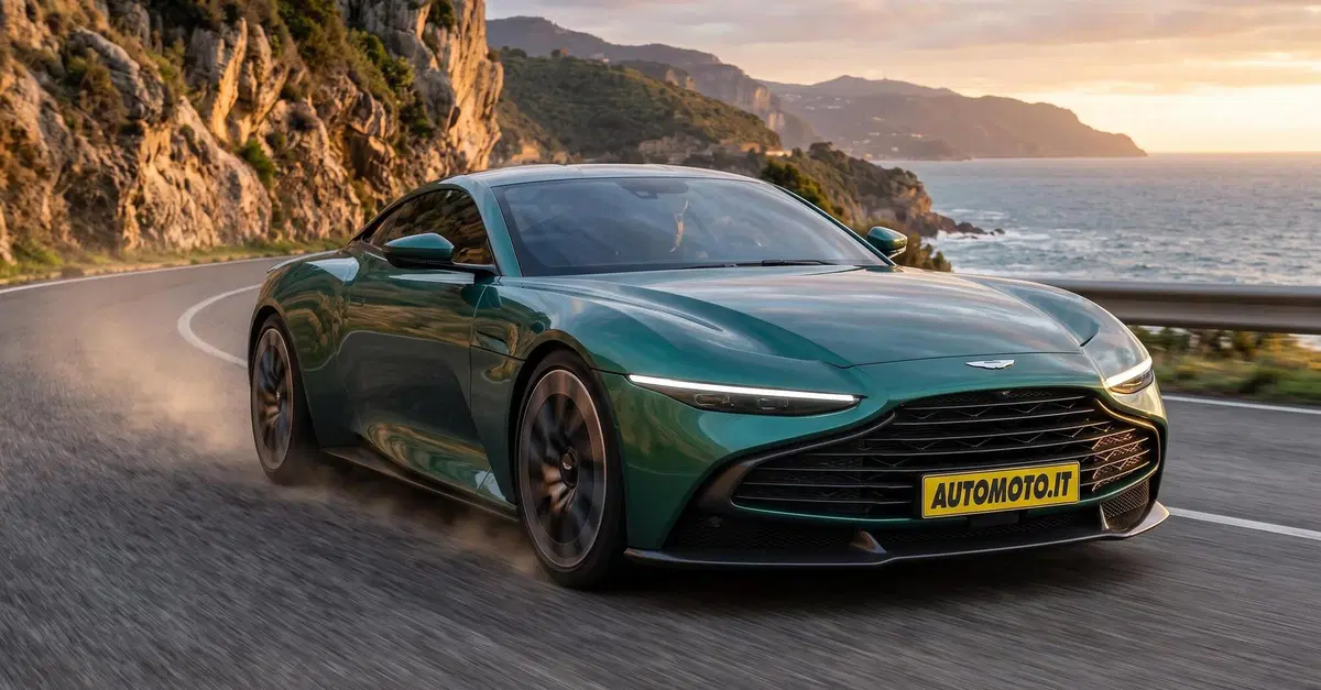 Aston Martin rinvia l’elettrico: V8 e V12 resteranno in gamma fino al 2035