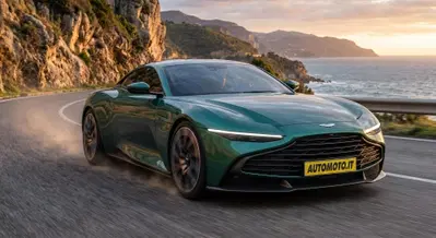 Aston Martin rinvia l’elettrico: V8 e V12 resteranno in gamma fino al 2035