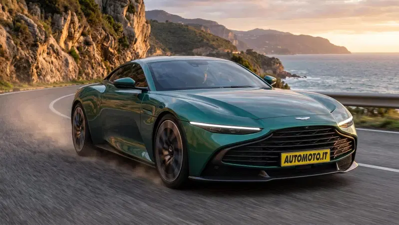 Aston Martin rinvia l’elettrico: V8 e V12 resteranno in gamma fino al 2035