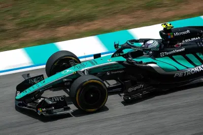 Ahi Ferrari, a Sepang Antonelli spaventa tutti in FP3! Mercedes da favola nella notte, ma la gara in Malesia sarà un rebus