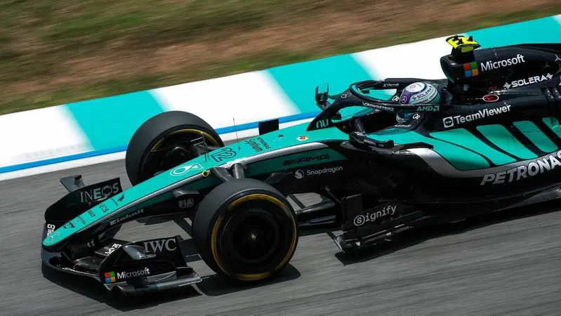 Ahi Ferrari, a Sepang Antonelli spaventa tutti in FP3! Mercedes da favola nella notte, ma la gara in Malesia sarà un rebus