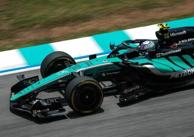 Ahi Ferrari, a Sepang Antonelli spaventa tutti in FP3! Mercedes da favola nella notte, ma la gara in Malesia sarà un rebus