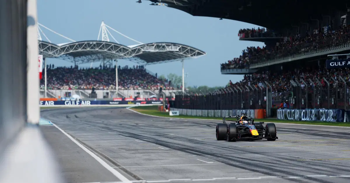 F1, Qualifiche GP Bahrain a Sepang: pole di Verstappen in Malesia! Prima fila di fuoco con Hamilton, Antonelli beffato dai track limits