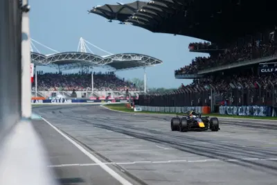 F1, Qualifiche GP Bahrain a Sepang: pole di Verstappen in Malesia! Prima fila di fuoco con Hamilton, Antonelli beffato dai track limits