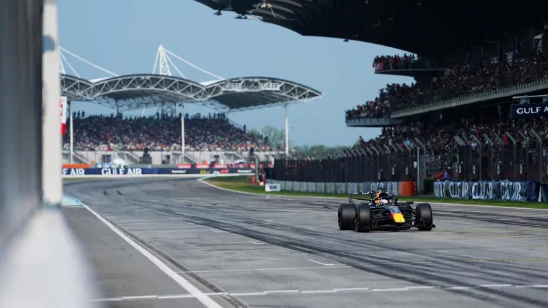 F1, Qualifiche GP Bahrain a Sepang: pole di Verstappen in Malesia! Prima fila di fuoco con Hamilton, Antonelli beffato dai track limits