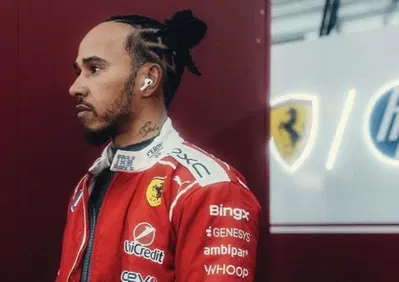 “Perdevo 4 decimi nei rettilinei, poi il miracolo nel box”: Hamilton svela il retroscena del 2° posto a Sepang
