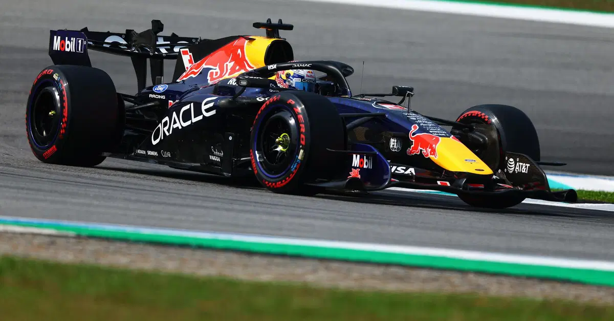 Verstappen soffia la pole ad Hamilton a Sepang, ma la trappola Pirelli sulle gomme cancella i piani della Ferrari: 'Grip giù del 5%, chi azzarda i 3 stop?'