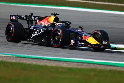 Verstappen soffia la pole ad Hamilton a Sepang, ma la trappola Pirelli sulle gomme cancella i piani della Ferrari: 'Grip giù del 5%, chi azzarda i 3 stop?'
