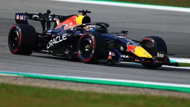 Verstappen soffia la pole ad Hamilton a Sepang, ma la trappola Pirelli sulle gomme cancella i piani della Ferrari: 'Grip giù del 5%, chi azzarda i 3 stop?'