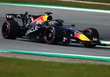 Verstappen soffia la pole ad Hamilton a Sepang, ma la trappola Pirelli sulle gomme cancella i piani della Ferrari: Grip giù del 5%, chi azzarda i 3 stop?