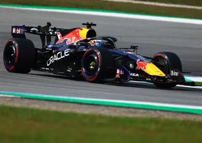 Verstappen soffia la pole ad Hamilton a Sepang, ma la trappola Pirelli sulle gomme cancella i piani della Ferrari: Grip giù del 5%, chi azzarda i 3 stop?