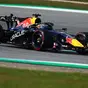 Verstappen soffia la pole ad Hamilton a Sepang, ma la trappola Pirelli sulle gomme cancella i piani della Ferrari: Grip giù del 5%, chi azzarda i 3 stop?