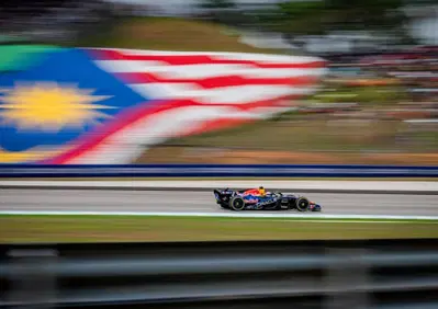 Verstappen contro Hamilton, ma Antonelli e Leclerc sognano il colpaccio: a Sepang è inferno per il GP del Bahrain