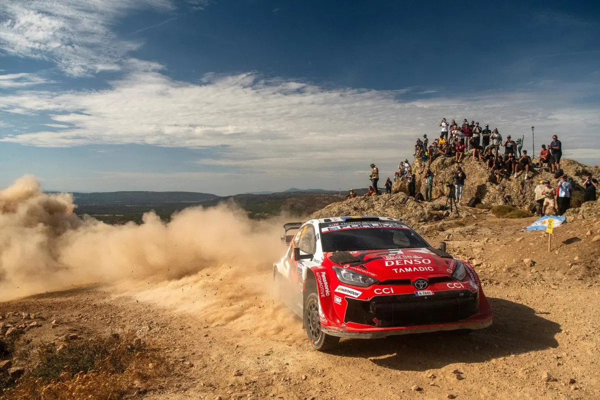 WRC26 #13 Rally Italia Sardegna D2. Il Titolo è dietro l’angolo, niente affatto visibile. Solberg in testa, Pajari e Evans in surplace, Ogier invadente [VIDEO]