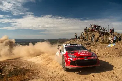 WRC26 #13 Rally Italia Sardegna D2. Il Titolo è dietro l’angolo, niente affatto visibile. Solberg in testa, Pajari e Evans in surplace, Ogier invadente [VIDEO]