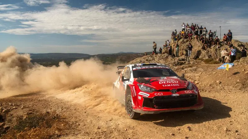 WRC26 #13 Rally Italia Sardegna D2. Il Titolo è dietro l’angolo, niente affatto visibile. Solberg in testa, Pajari e Evans in surplace, Ogier invadente [VIDEO]