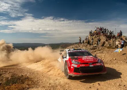 WRC26 #13 Rally Italia Sardegna D2. Il Titolo è dietro l’angolo, niente affatto visibile. Solberg in testa, Pajari e Evans in surplace, Ogier invadente [VIDEO]