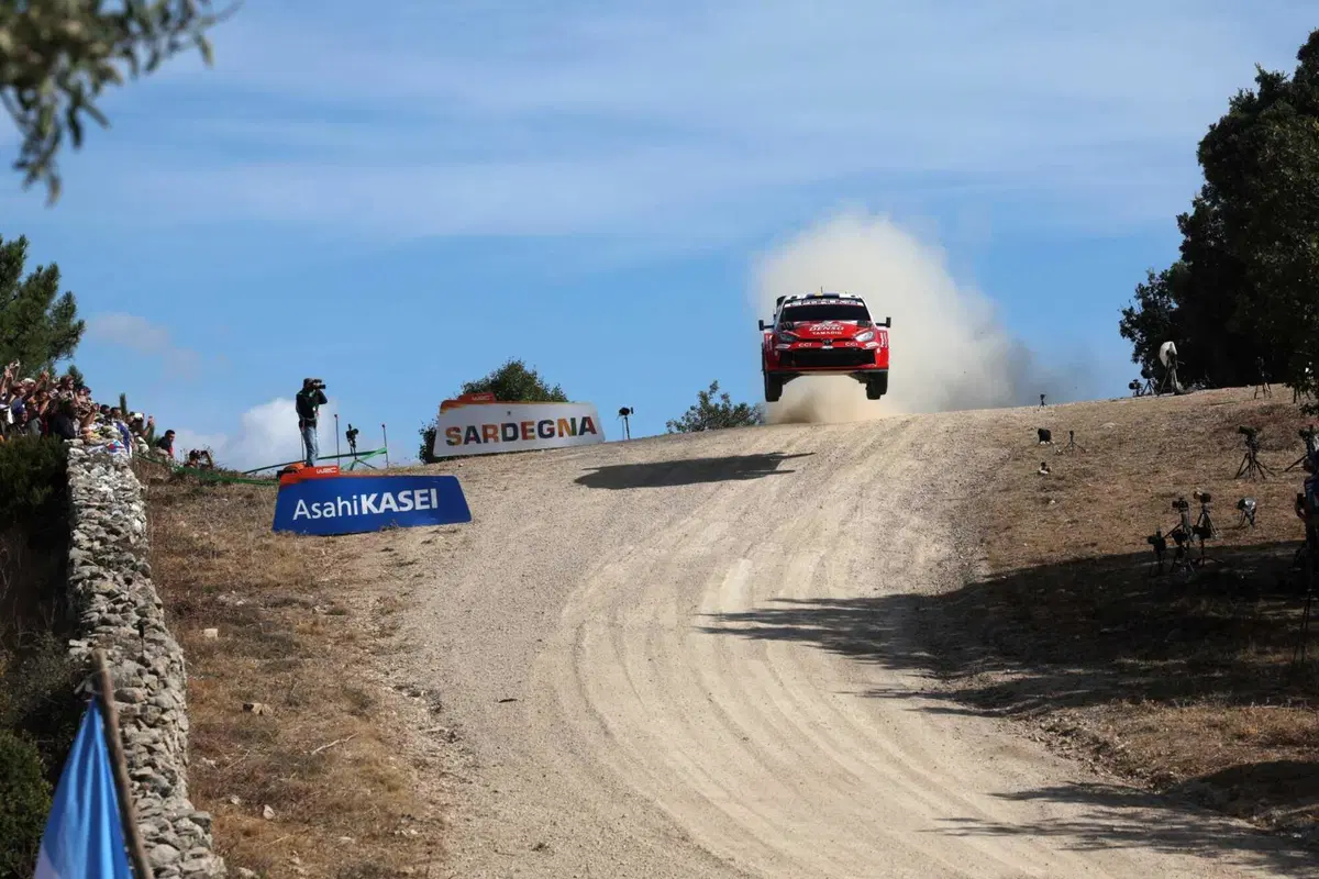 WRC26 #13 Rally Italia Sardegna D2. Il Titolo è dietro l’angolo, niente affatto visibile. Solberg in testa, Pajari e Evans in surplace, Ogier invadente [VIDEO]