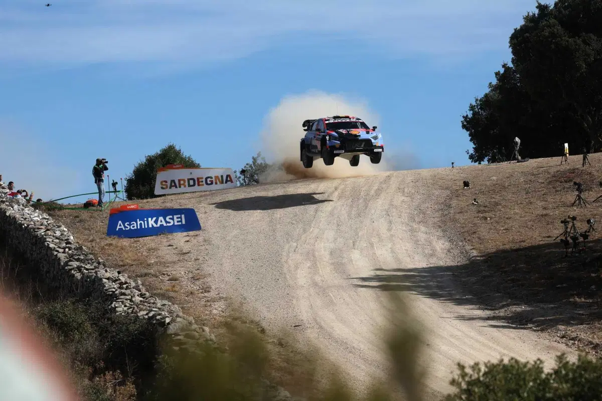 WRC26 #13 Rally Italia Sardegna D2. Il Titolo è dietro l’angolo, niente affatto visibile. Solberg in testa, Pajari e Evans in surplace, Ogier invadente [VIDEO] (3)