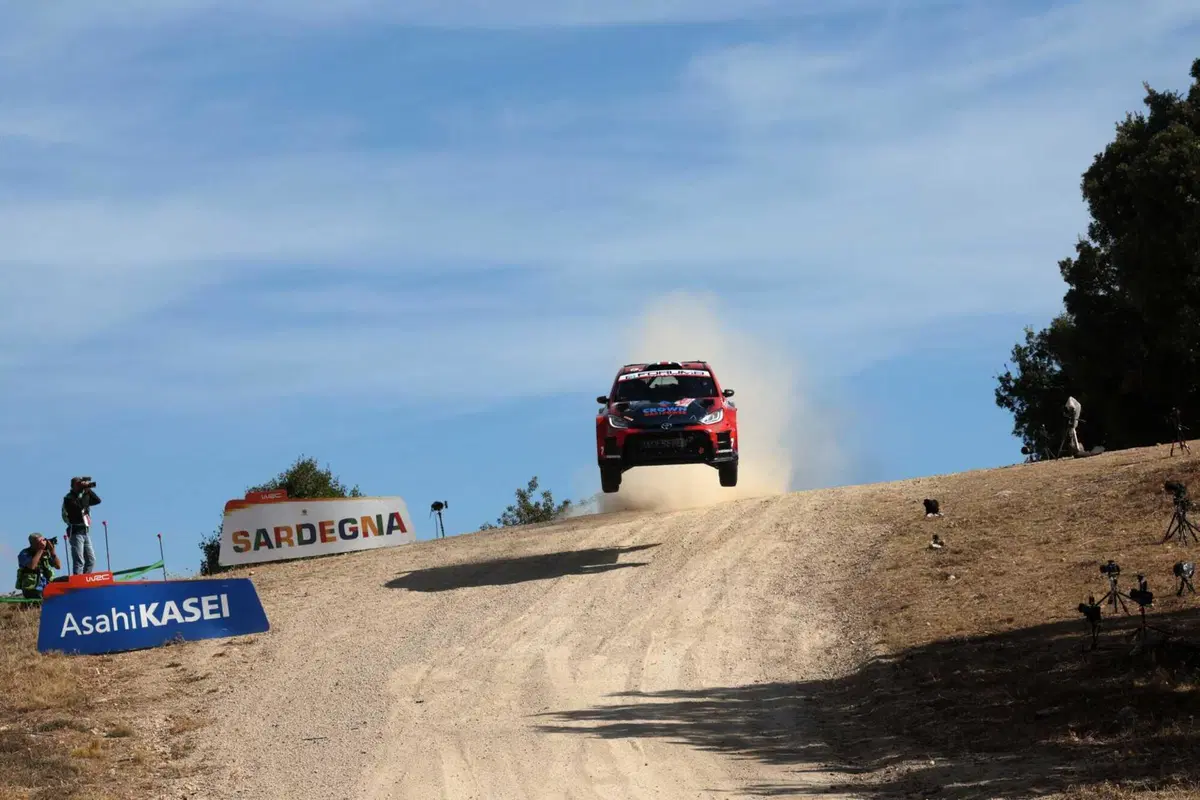 WRC26 #13 Rally Italia Sardegna D2. Il Titolo è dietro l’angolo, niente affatto visibile. Solberg in testa, Pajari e Evans in surplace, Ogier invadente [VIDEO] (4)
