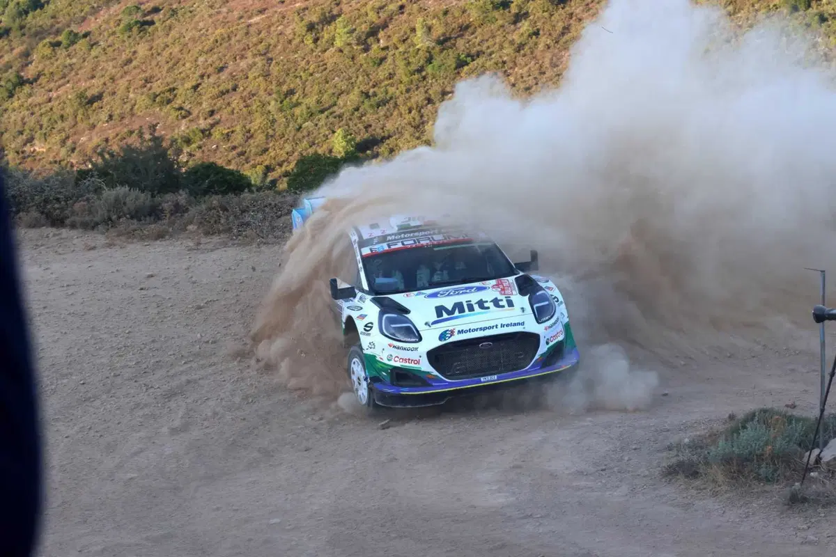 WRC26 #13 Rally Italia Sardegna D2. Il Titolo è dietro l’angolo, niente affatto visibile. Solberg in testa, Pajari e Evans in surplace, Ogier invadente [VIDEO] (9)