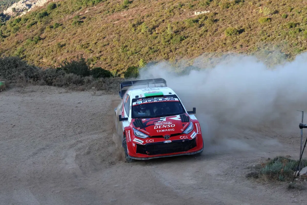 WRC26 #13 Rally Italia Sardegna D2. Il Titolo è dietro l’angolo, niente affatto visibile. Solberg in testa, Pajari e Evans in surplace, Ogier invadente [VIDEO] (10)