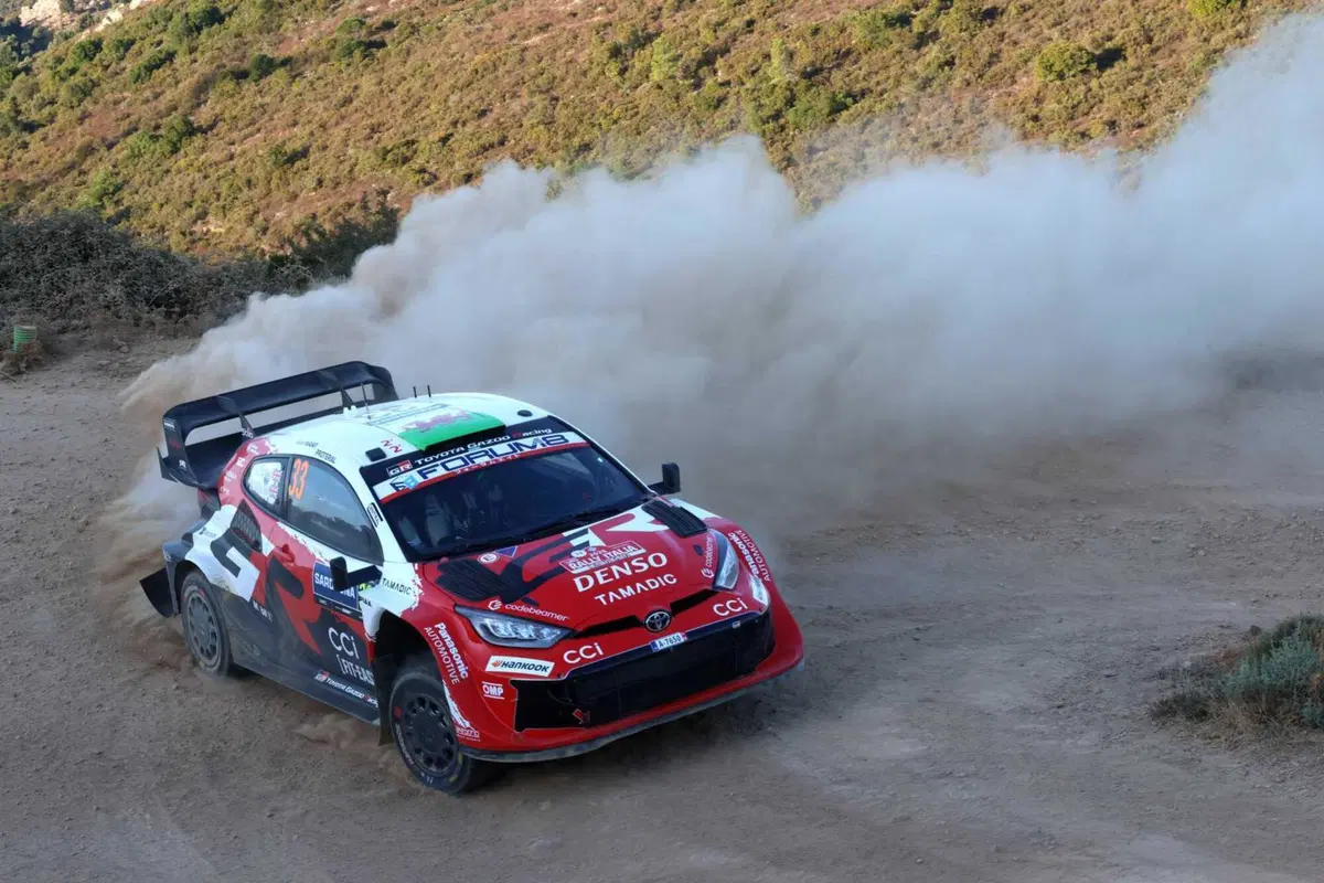 WRC26 #13 Rally Italia Sardegna D2. Il Titolo è dietro l’angolo, niente affatto visibile. Solberg in testa, Pajari e Evans in surplace, Ogier invadente [VIDEO] (11)