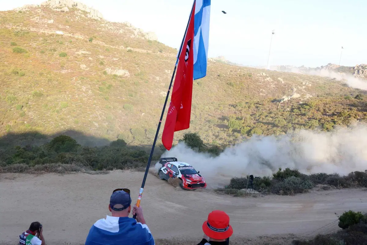 WRC26 #13 Rally Italia Sardegna D2. Il Titolo è dietro l’angolo, niente affatto visibile. Solberg in testa, Pajari e Evans in surplace, Ogier invadente [VIDEO] (12)