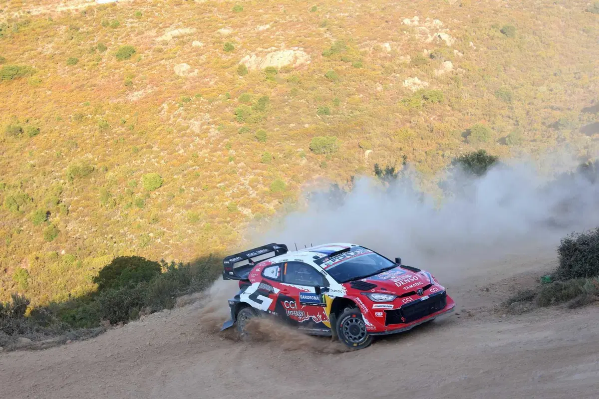 WRC26 #13 Rally Italia Sardegna D2. Il Titolo è dietro l’angolo, niente affatto visibile. Solberg in testa, Pajari e Evans in surplace, Ogier invadente [VIDEO] (13)