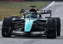“È stata una farsa, questa non è F1”: Russell furioso a Sepang. Poi ammette la resa su Antonelli: Lottare per il titolo? Impossibile
