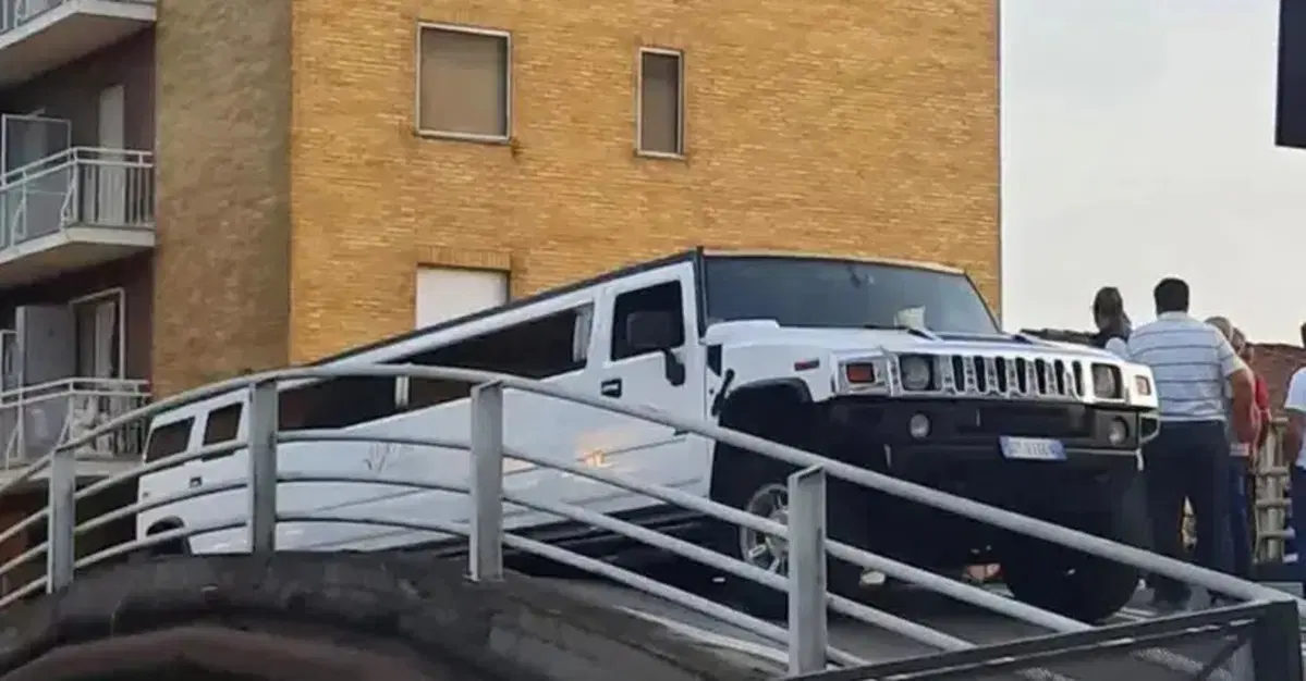 Limousine incastrata sul ponte di Trezzano: traffico in tilt per una Hummer