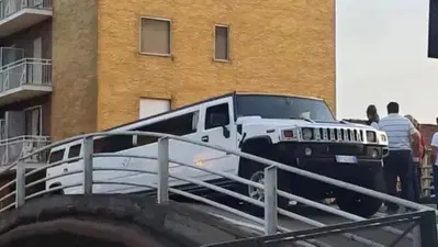 Limousine incastrata sul ponte di Trezzano: traffico in tilt per una Hummer