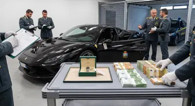 Ferrari F8, Rolex e 346 mila euro in contanti: maxi sequestro della Guardia di Finanza a due fratelli