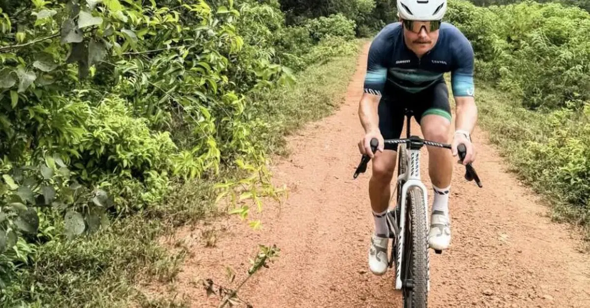 Niente aereo per Singapore: il caos voli ferma Leclerc, Bottas compie un’impresa folle andando...in bici!