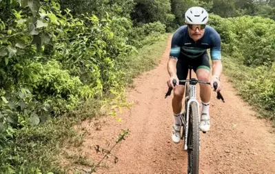 Niente aereo per Singapore: il caos voli ferma Leclerc, Bottas compie un’impresa folle andando...in bici!