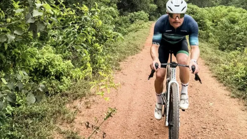 Niente aereo per Singapore: il caos voli ferma Leclerc, Bottas compie un’impresa folle andando...in bici!