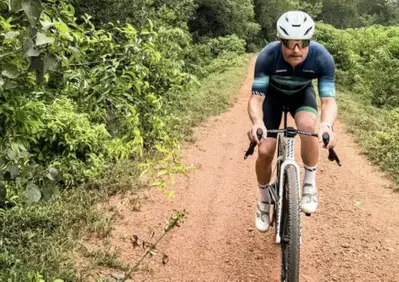 Niente aereo per Singapore: il caos voli ferma Leclerc, Bottas compie un’impresa folle andando...in bici!