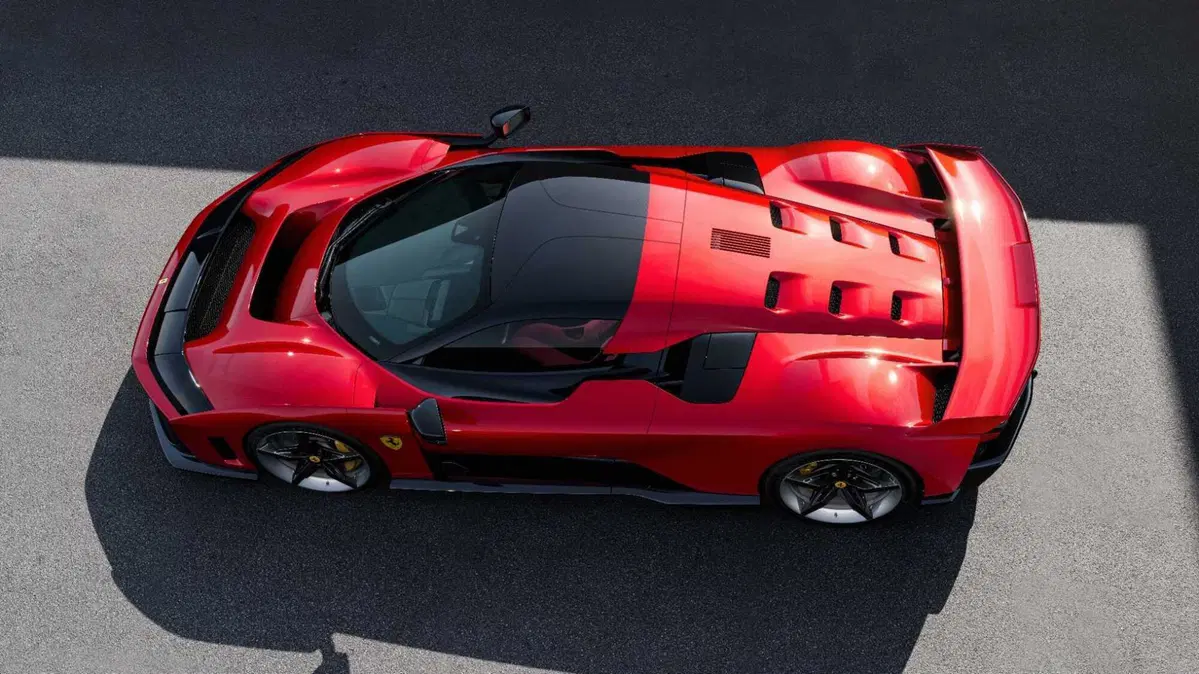 Ibrahimovic compie 45 anni e si regala una Ferrari F80 nera: la tradizione di Maranello continua (2)