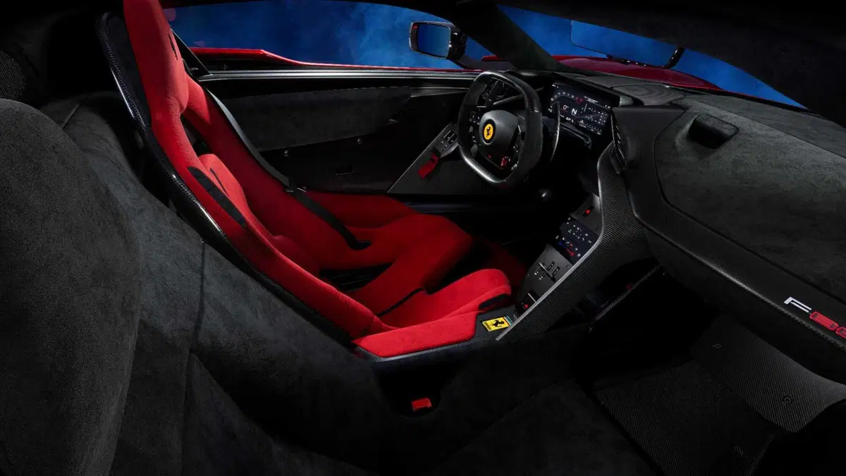 Ibrahimovic compie 45 anni e si regala una Ferrari F80 nera: la tradizione di Maranello continua (7)
