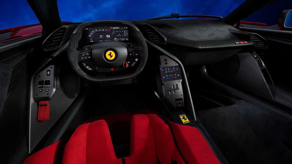 Ibrahimovic compie 45 anni e si regala una Ferrari F80 nera: la tradizione di Maranello continua (8)