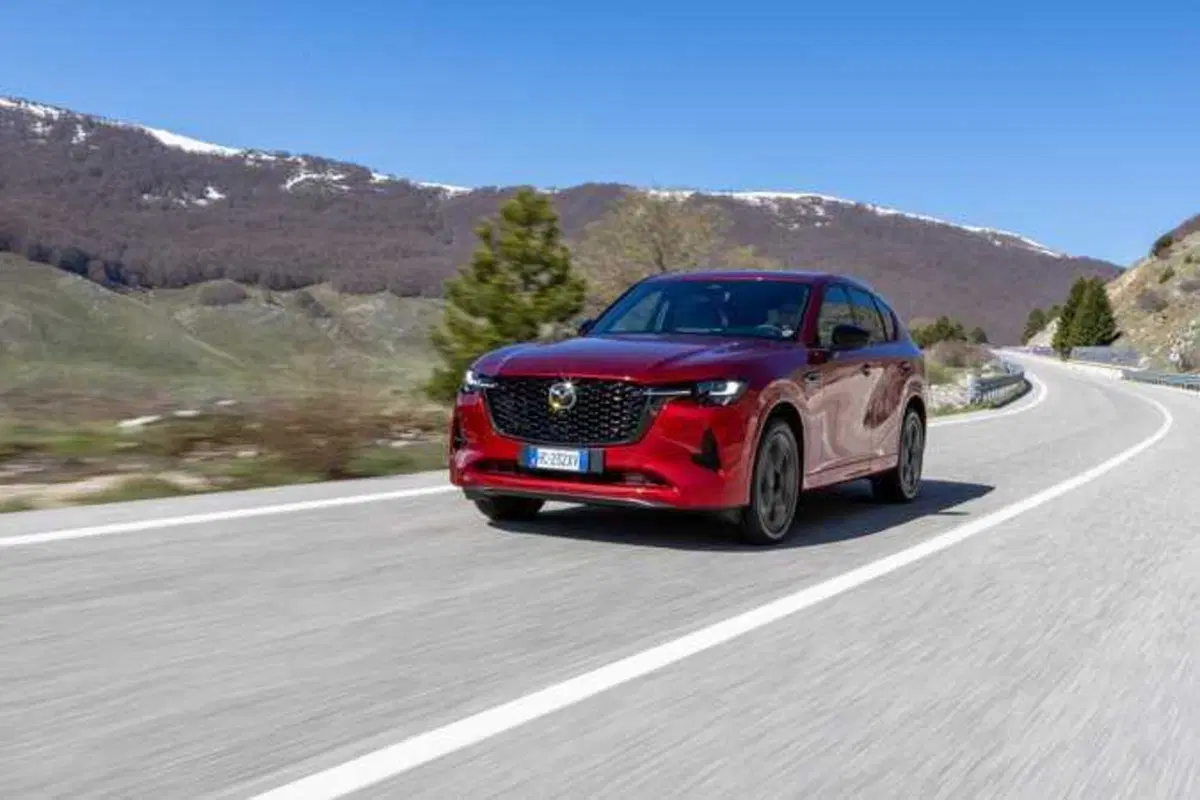 Mazda CX-60, la promozione che riempie il serbatoio: buoni carburante Q8 per chi sceglie il SUV giapponese (4)