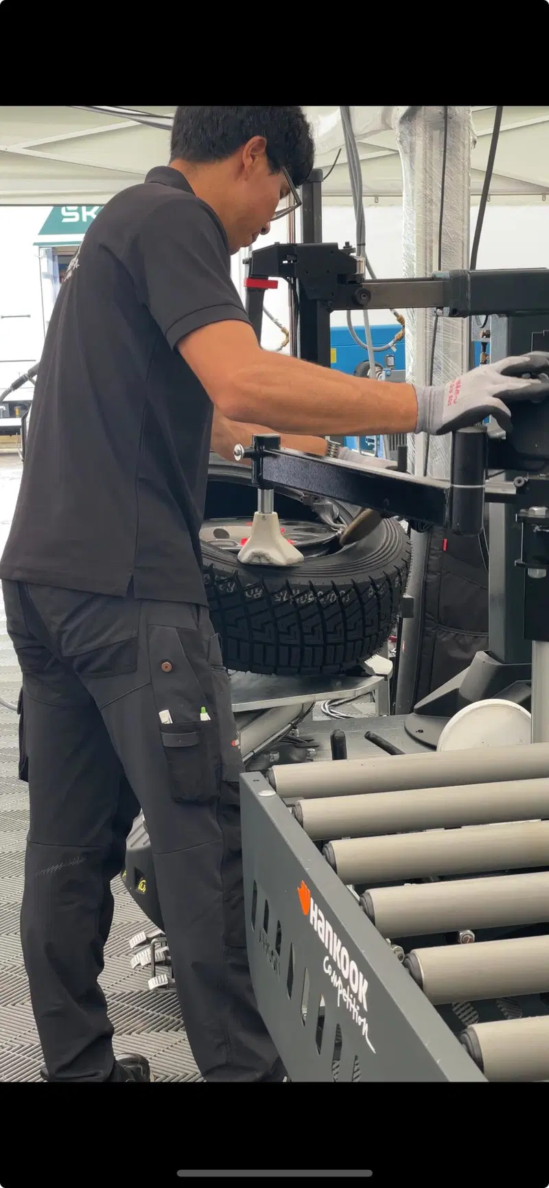 Tecnico Hankook al lavoro