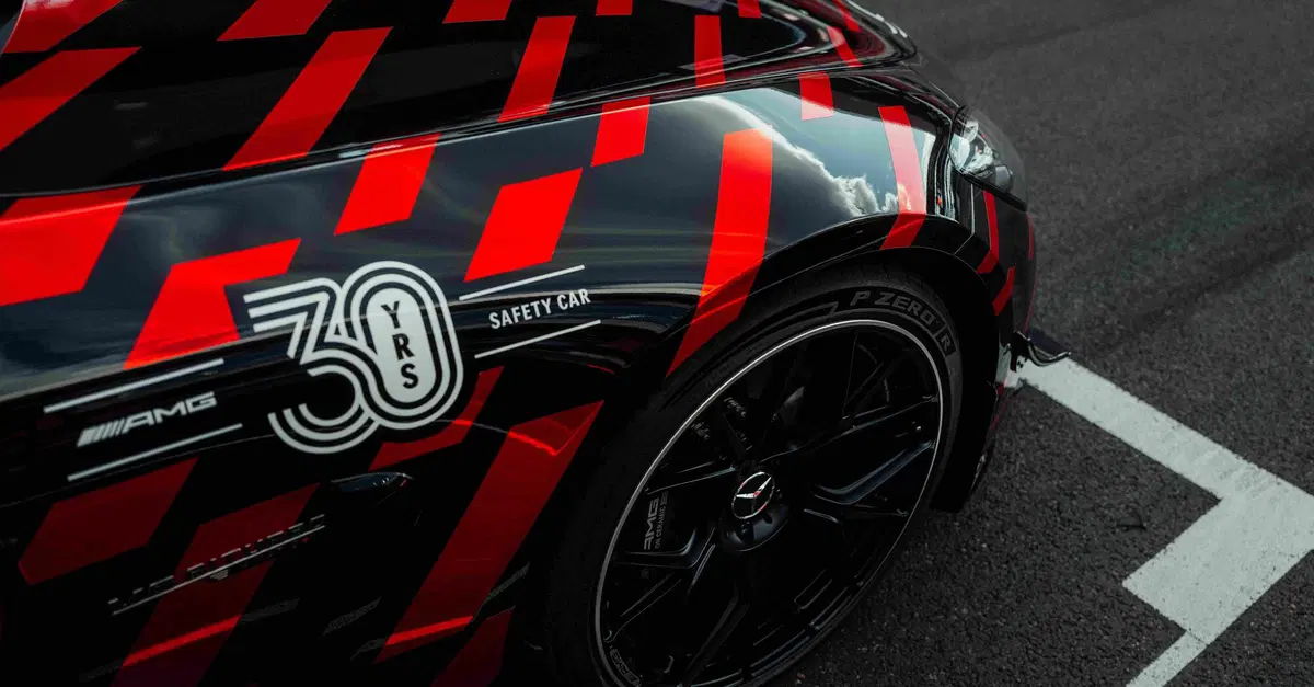 612 CV scaricati a terra sul bagnato: così la nuova Safety Car F1 sfida le leggi della fisica con Pirelli