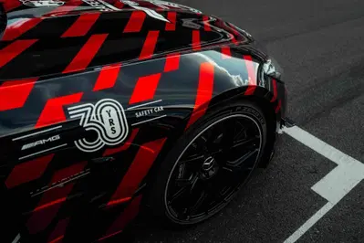 612 CV scaricati a terra sul bagnato: così la nuova Safety Car F1 sfida le leggi della fisica con Pirelli
