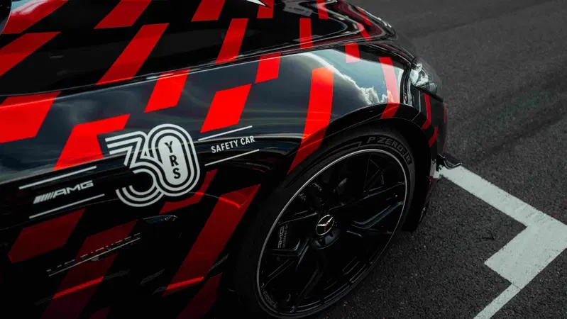 612 CV scaricati a terra sul bagnato: così la nuova Safety Car F1 sfida le leggi della fisica con Pirelli