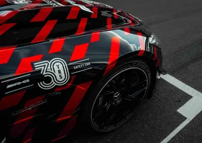 612 CV scaricati a terra sul bagnato: così la nuova Safety Car F1 sfida le leggi della fisica con Pirelli