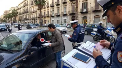 Cellulare alla guida, 257 patenti ritirate a Palermo: controlli a tappeto della Polizia Municipale