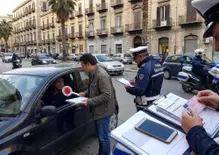 Cellulare alla guida, 257 patenti ritirate a Palermo: controlli a tappeto della Polizia Municipale