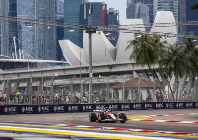 Stangata Russell a Singapore: la decisione di Mercedes lo manda in fondo al via, regalo ad Antonelli? Il programma del GP di Marina Bay