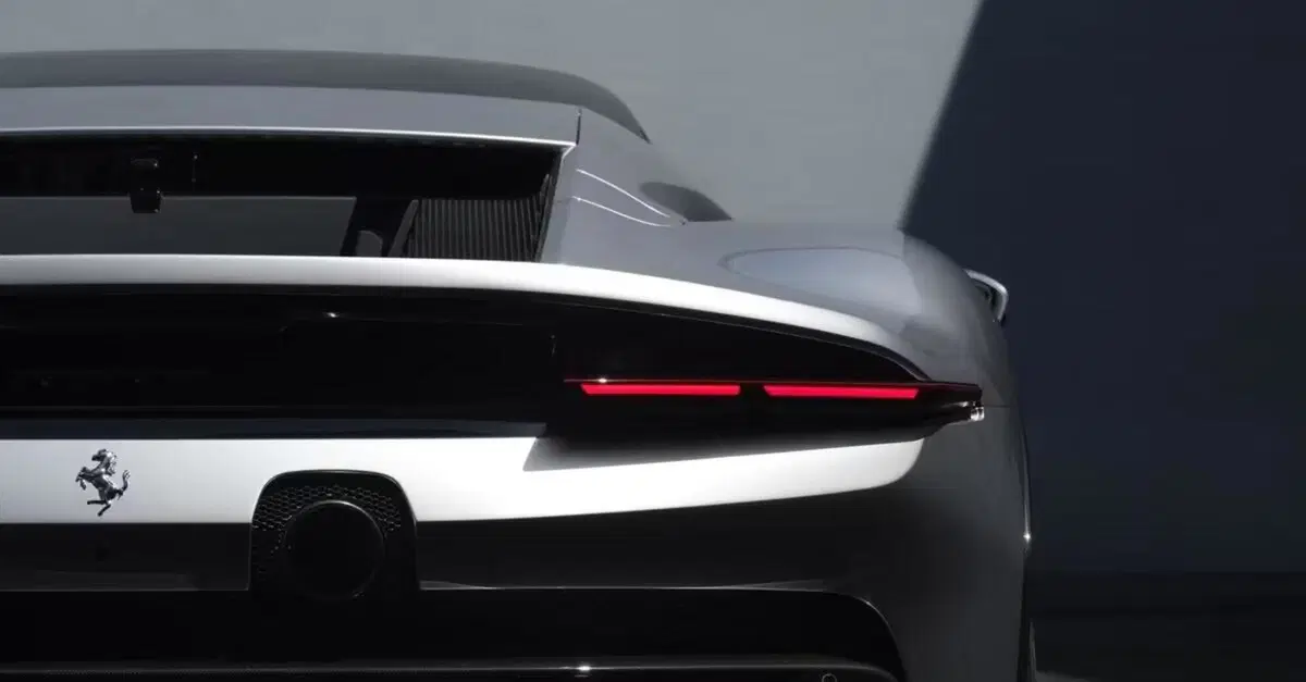 Niente elettrico per la prossima Ferrari: il nuovo modello è stato sorpreso in strada